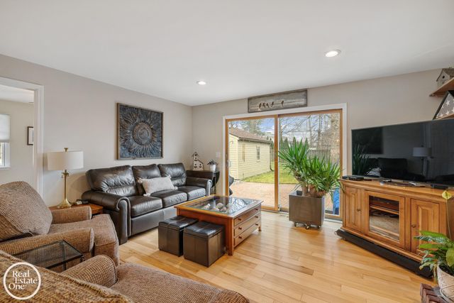 1623 Severn Road, Grosse Pointe Woods, MI 48236