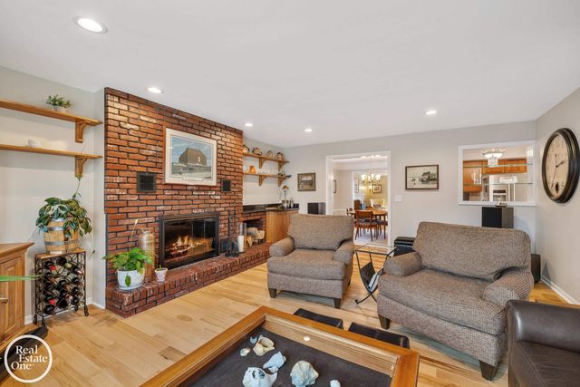 1623 Severn Road, Grosse Pointe Woods, MI 48236