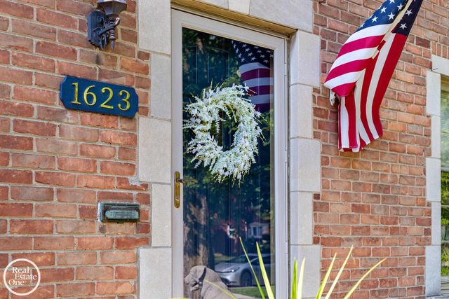 1623 Severn Road, Grosse Pointe Woods, MI 48236