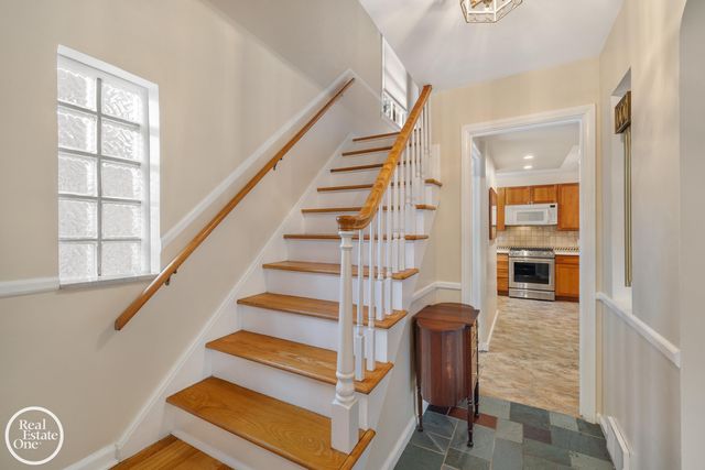 1623 Severn Road, Grosse Pointe Woods, MI 48236