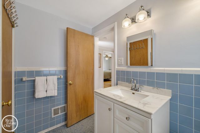 1623 Severn Road, Grosse Pointe Woods, MI 48236