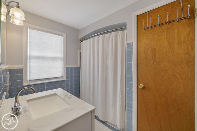 1623 Severn Road, Grosse Pointe Woods, MI 48236