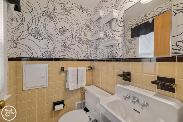 1623 Severn Road, Grosse Pointe Woods, MI 48236