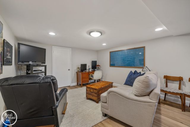 1623 Severn Road, Grosse Pointe Woods, MI 48236