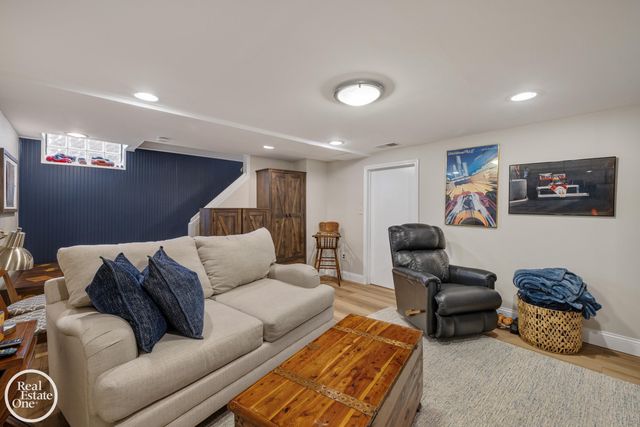 1623 Severn Road, Grosse Pointe Woods, MI 48236