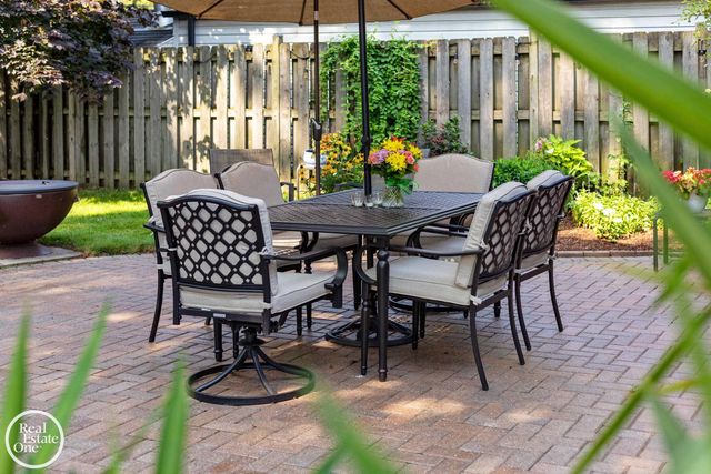 1623 Severn Road, Grosse Pointe Woods, MI 48236