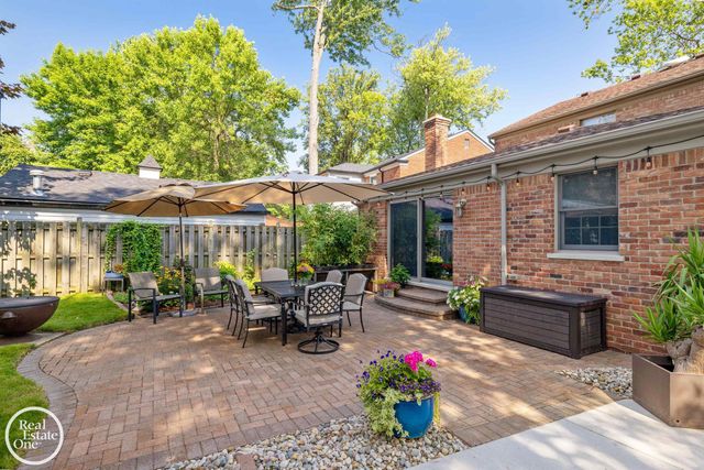 1623 Severn Road, Grosse Pointe Woods, MI 48236