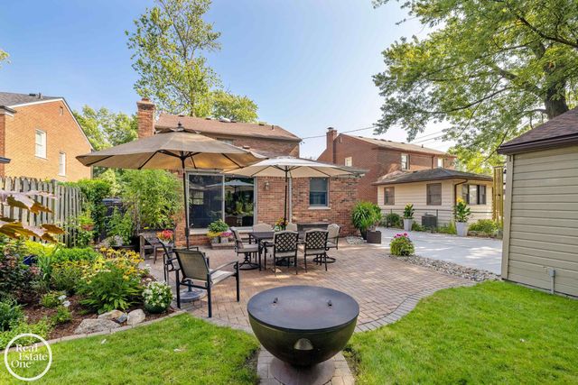1623 Severn Road, Grosse Pointe Woods, MI 48236