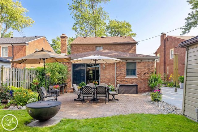 1623 Severn Road, Grosse Pointe Woods, MI 48236