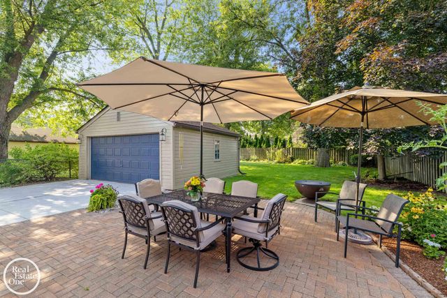 1623 Severn Road, Grosse Pointe Woods, MI 48236