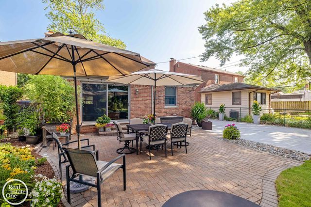 1623 Severn Road, Grosse Pointe Woods, MI 48236