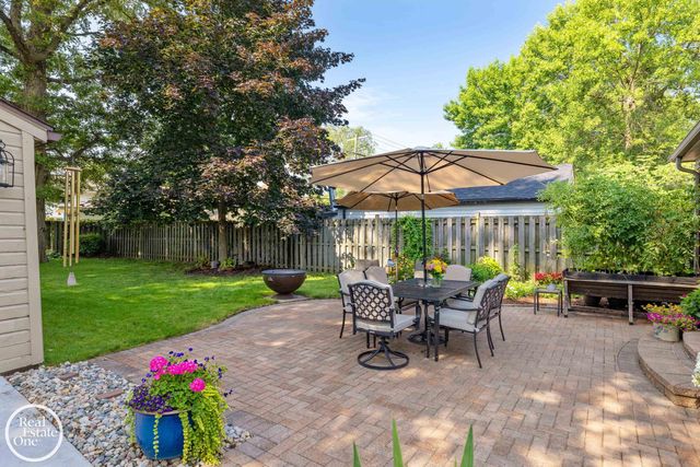 1623 Severn Road, Grosse Pointe Woods, MI 48236