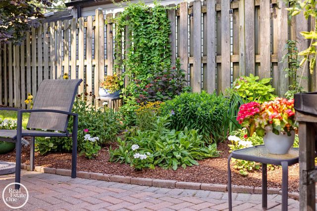 1623 Severn Road, Grosse Pointe Woods, MI 48236