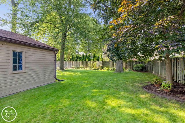 1623 Severn Road, Grosse Pointe Woods, MI 48236