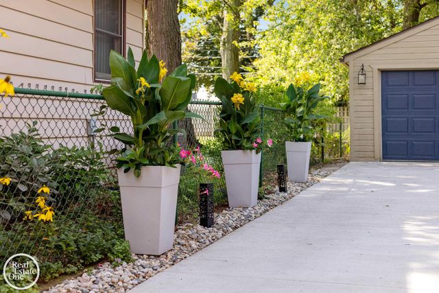 1623 Severn Road, Grosse Pointe Woods, MI 48236