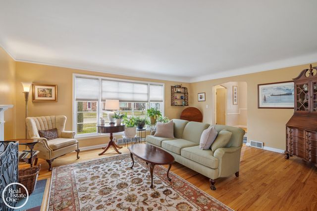 1623 Severn Road, Grosse Pointe Woods, MI 48236