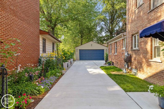 1623 Severn Road, Grosse Pointe Woods, MI 48236