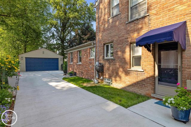 1623 Severn Road, Grosse Pointe Woods, MI 48236