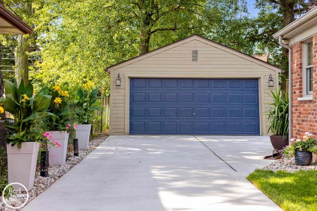 1623 Severn Road, Grosse Pointe Woods, MI 48236