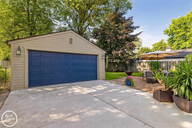 1623 Severn Road, Grosse Pointe Woods, MI 48236