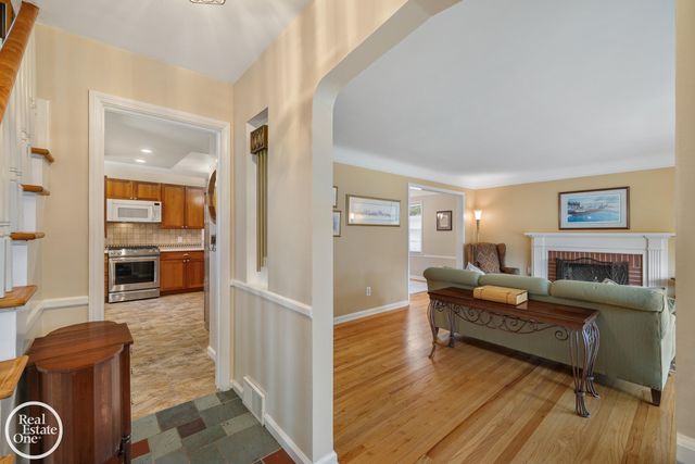 1623 Severn Road, Grosse Pointe Woods, MI 48236