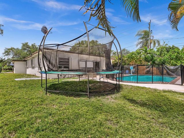 2003 N 42nd Avenue, Hollywood, FL 33021