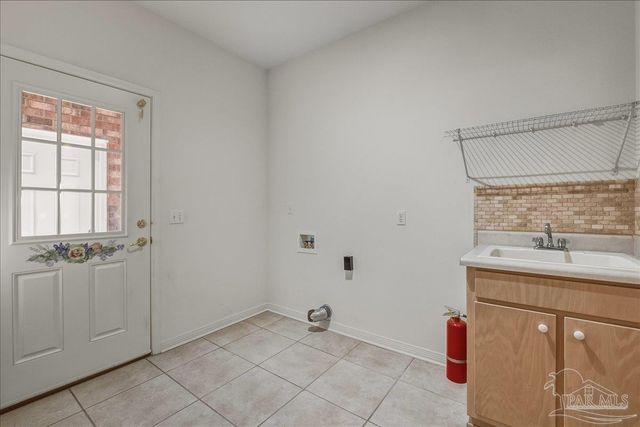 2500 Crescent Pl, Navarre, FL 32566