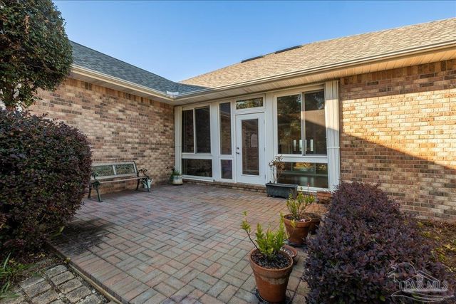 2500 Crescent Pl, Navarre, FL 32566