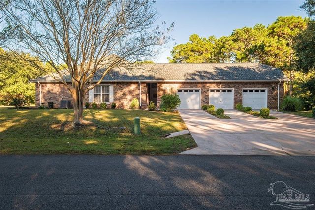 2500 Crescent Pl, Navarre, FL 32566