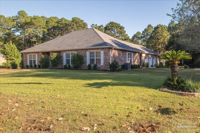 2500 Crescent Pl, Navarre, FL 32566