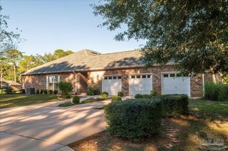 2500 Crescent Pl, Navarre, FL 32566