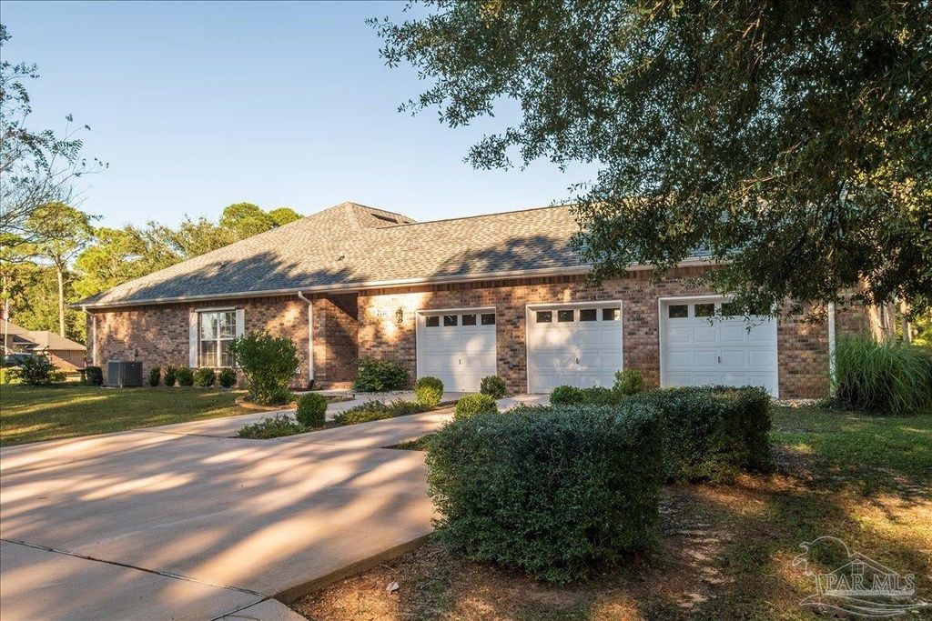 2500 Crescent Pl, Navarre, FL 32566