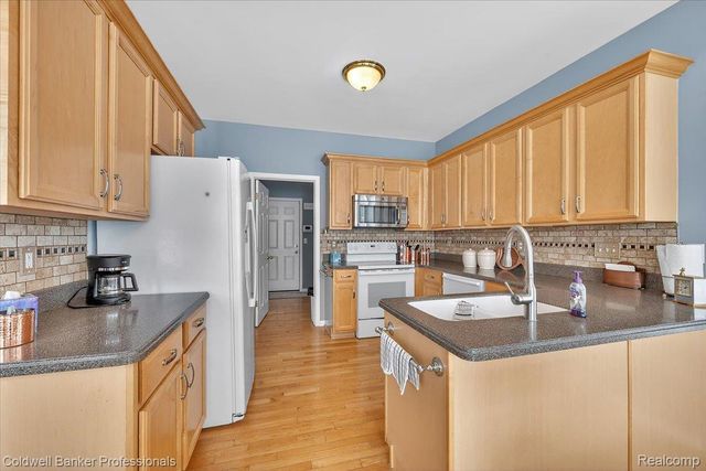 285 Stony Lake Drive, Oxford Charter Township, MI 48371