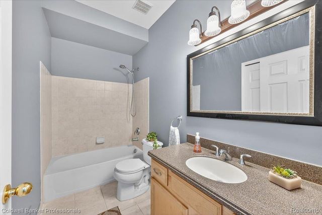 285 Stony Lake Drive, Oxford Charter Township, MI 48371