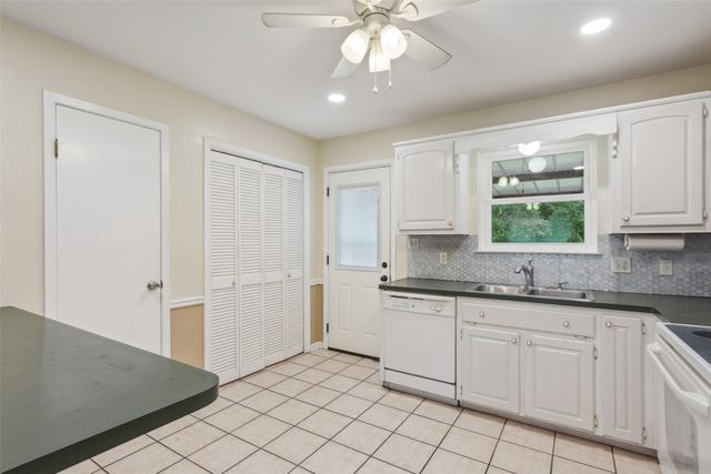 103 Spring Oak Street, Lacy Lakeview, TX 76705