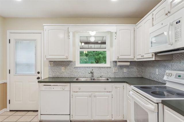 103 Spring Oak Street, Lacy Lakeview, TX 76705