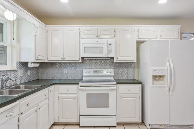 103 Spring Oak Street, Lacy Lakeview, TX 76705