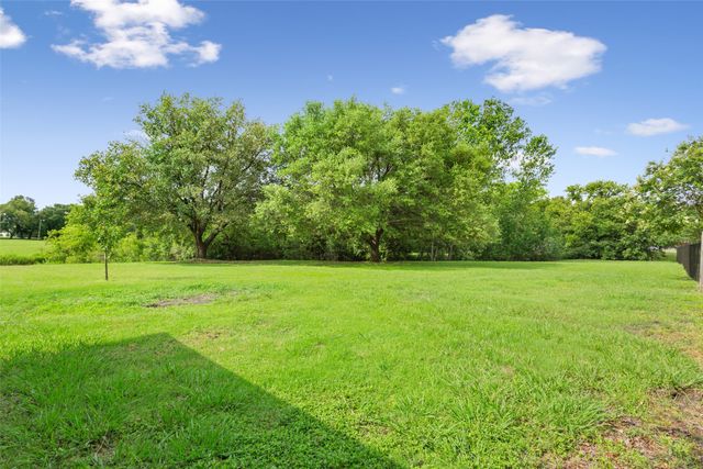 103 Spring Oak Street, Lacy Lakeview, TX 76705