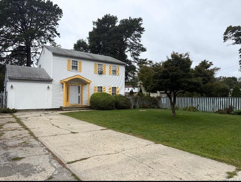 214 Calebs Path, Brentwood, NY 11717 — photo 3
