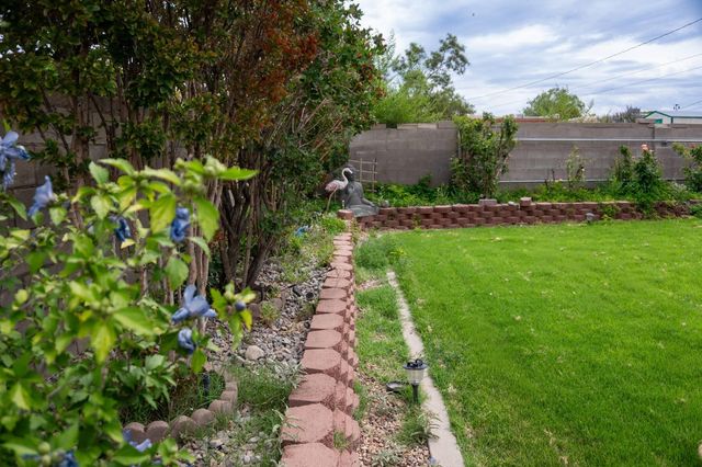 2430 Palomas Drive NE, Albuquerque, NM 87110