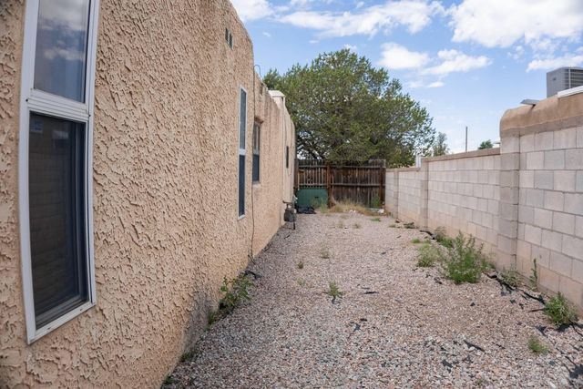2430 Palomas Drive NE, Albuquerque, NM 87110