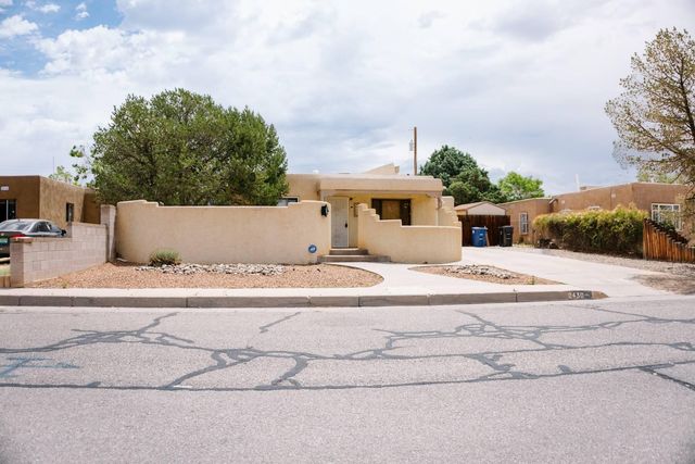 2430 Palomas Drive NE, Albuquerque, NM 87110