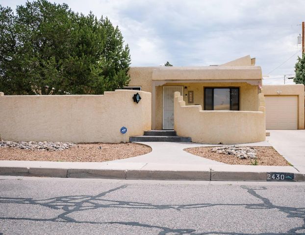 2430 Palomas Drive NE, Albuquerque, NM 87110