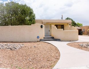 2430 Palomas Drive NE, Albuquerque, NM 87110