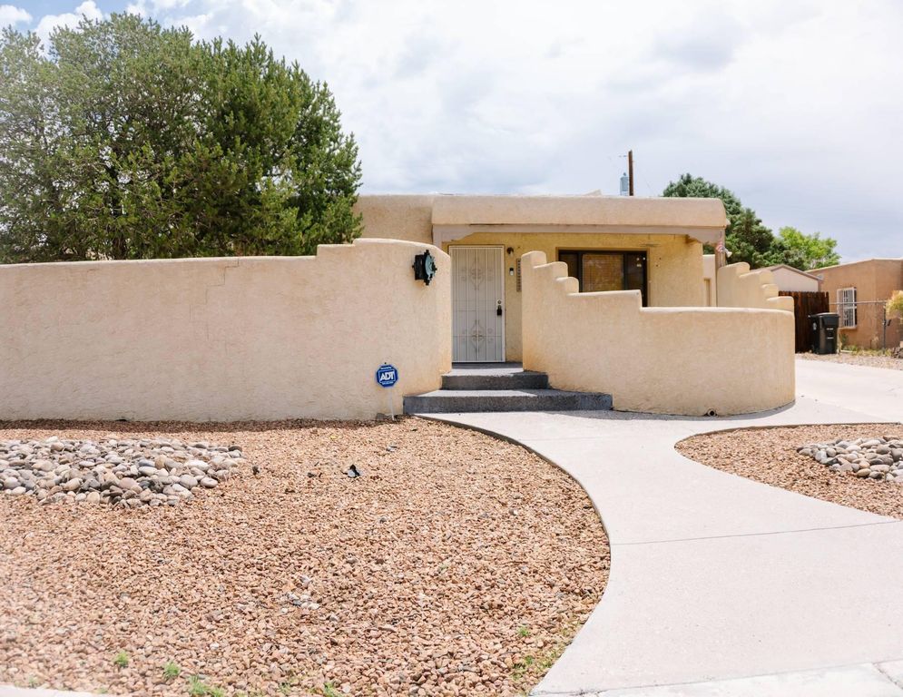 2430 Palomas Drive NE, Albuquerque, NM 87110