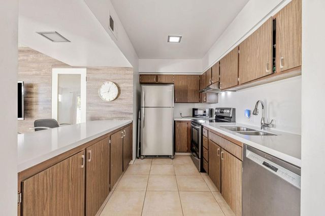 2504 N Whitewater Club Drive C, Palm Springs, CA 92262