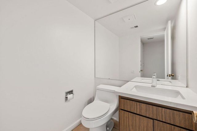 2504 N Whitewater Club Drive C, Palm Springs, CA 92262