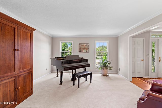 1252 Valley Bend Court, Perrysburg, OH 43551