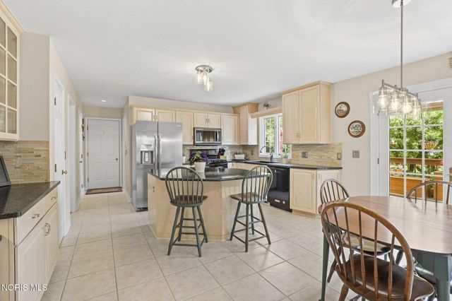 1252 Valley Bend Court, Perrysburg, OH 43551