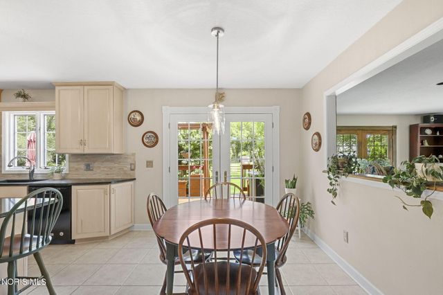 1252 Valley Bend Court, Perrysburg, OH 43551